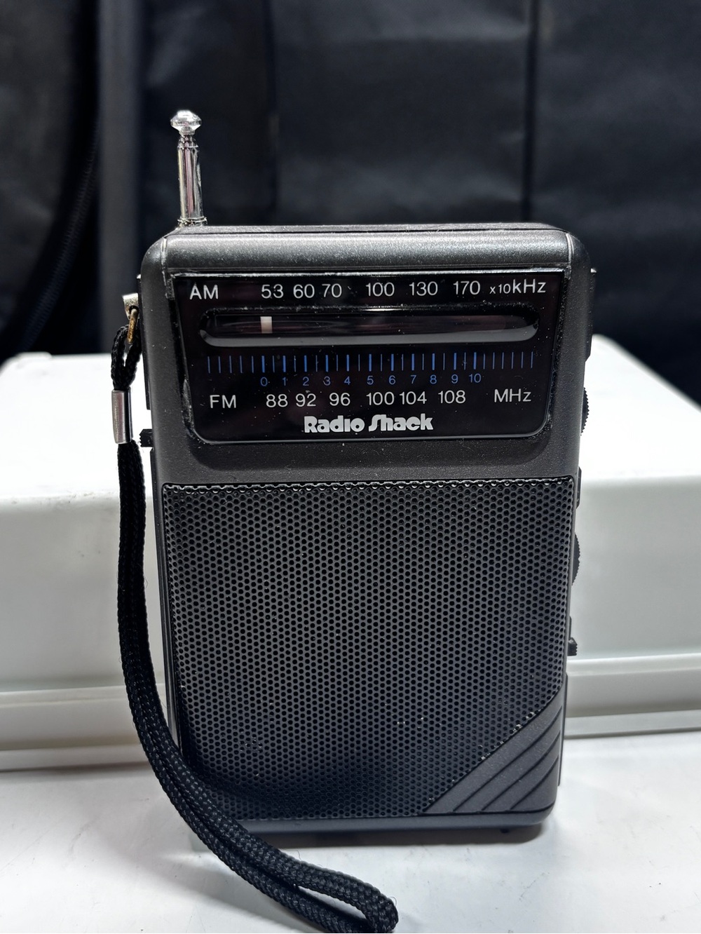 Vintage Radio Shack Black Portable AM/FM Radio 12-454 Radio Shack  WORKS